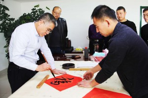 妙筆丹青描萬福，墨香四溢喜萬家             ——新能源公司開展“送萬福進(jìn)萬家”活動
