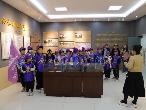 甘肅建投新能源公司沙漠研學旅行基地舉辦“沙漠尋綠，奪寶之旅”主題研學活動